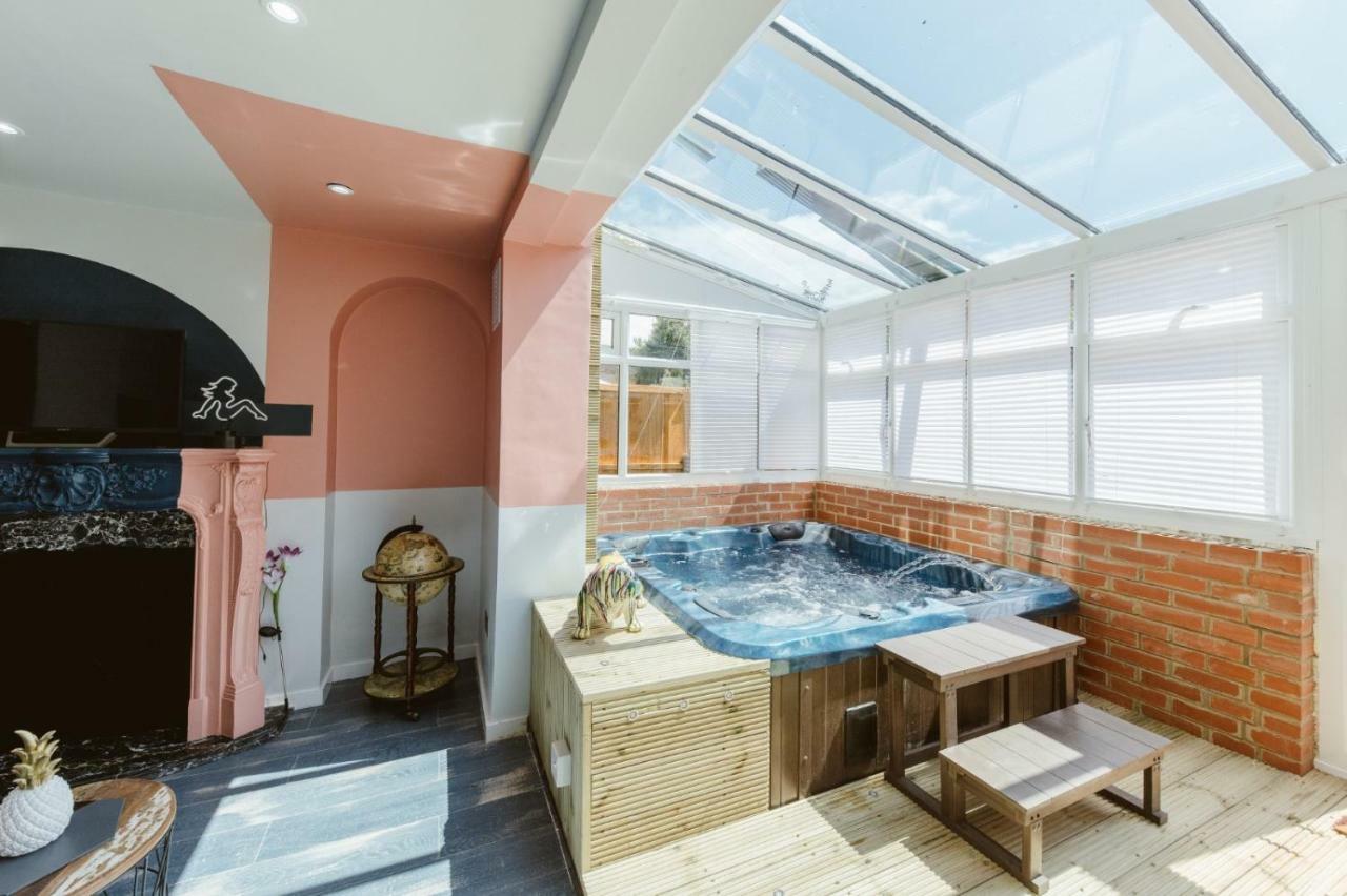 River House With Hot Tub * Londra