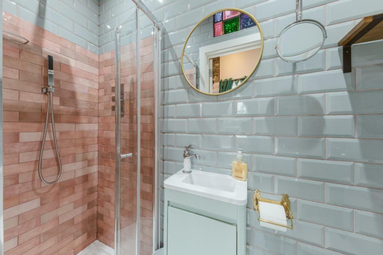 Appartamento River House With Hot Tub Londra