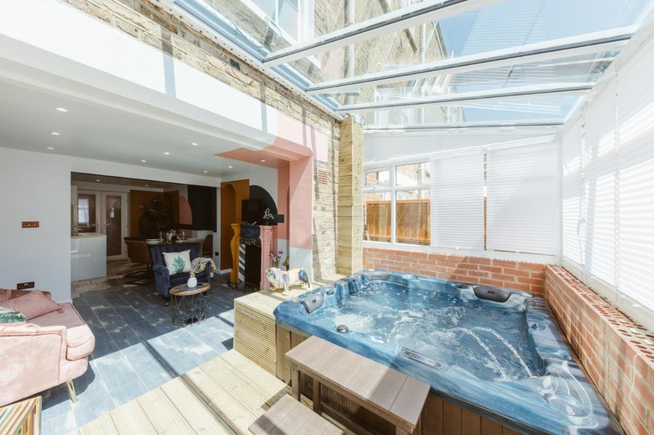 River House With Hot Tub Londra